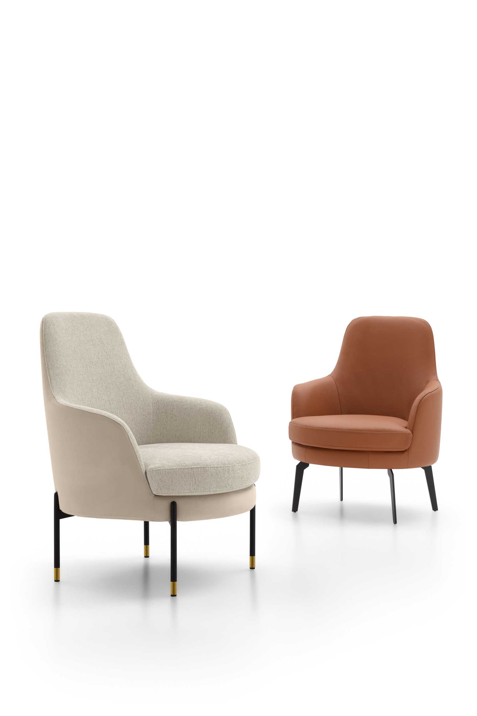 Poltroncina con piedini alti in due versioni bianca e color corallo