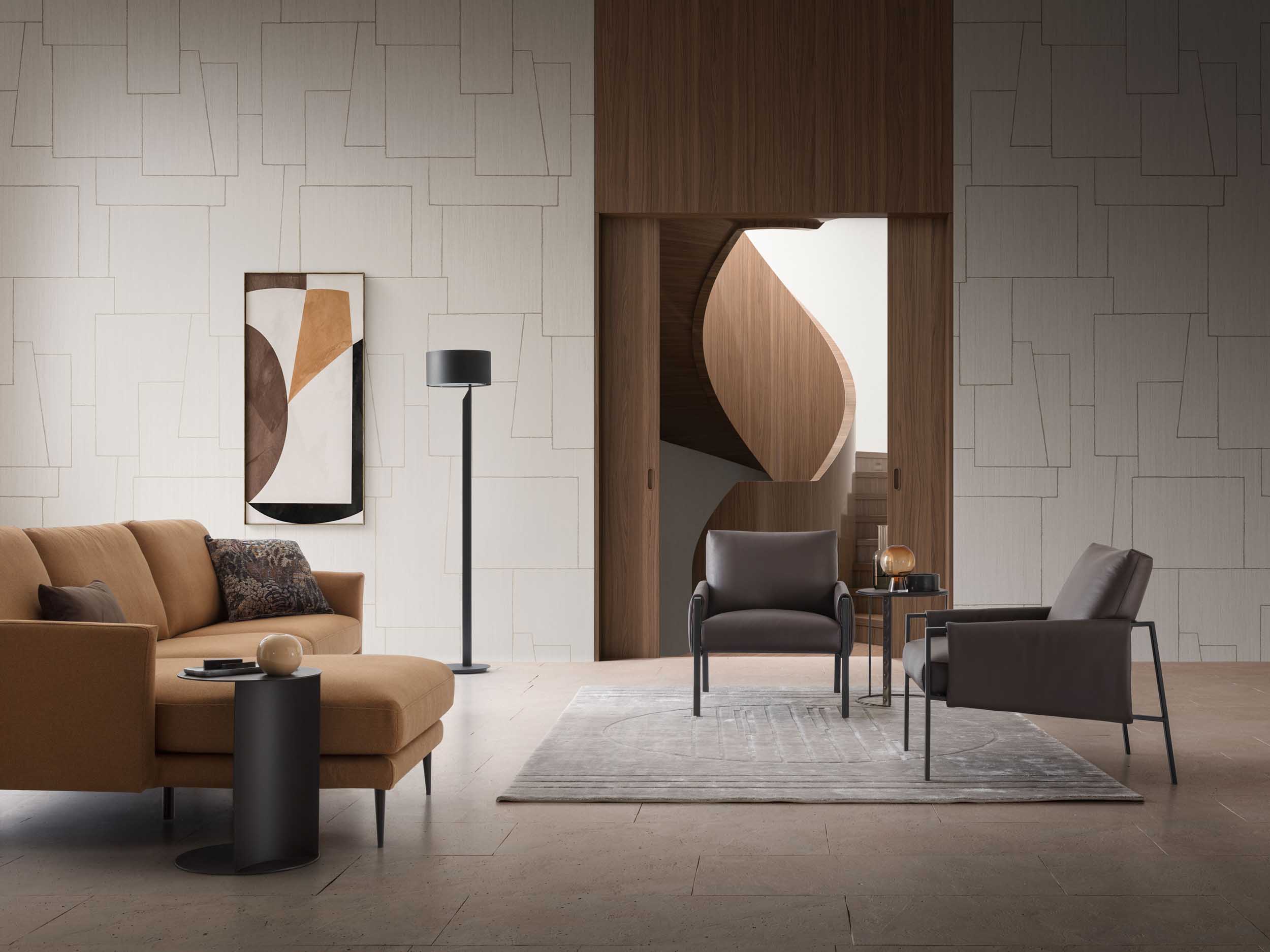 Poltroncine in pelle scura in un salotto moderno e di design Poltroncine in pelle scura in un salotto moderno e di design