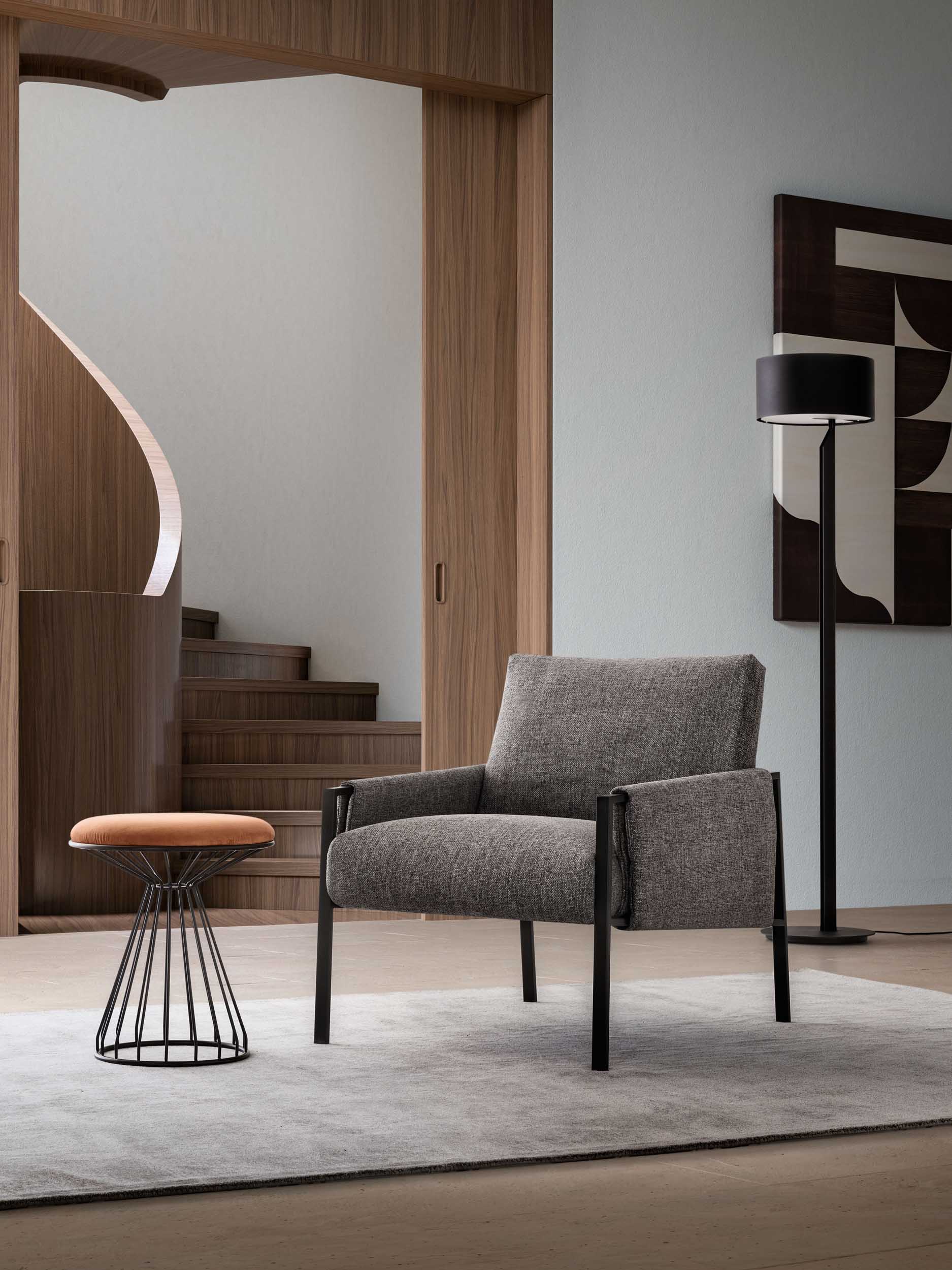 Poltroncina in tessuto grigio di design