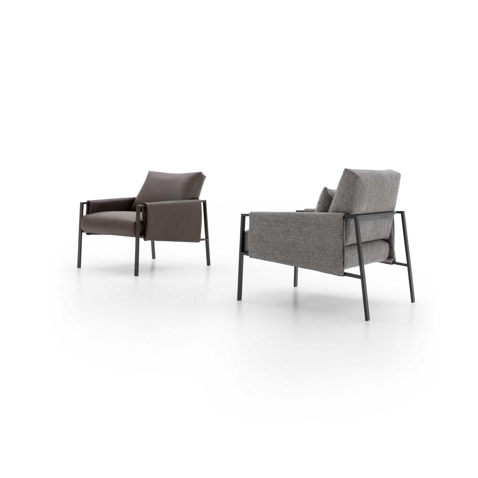 Poltroncina imbottita stile industrial con struttura metallica nera