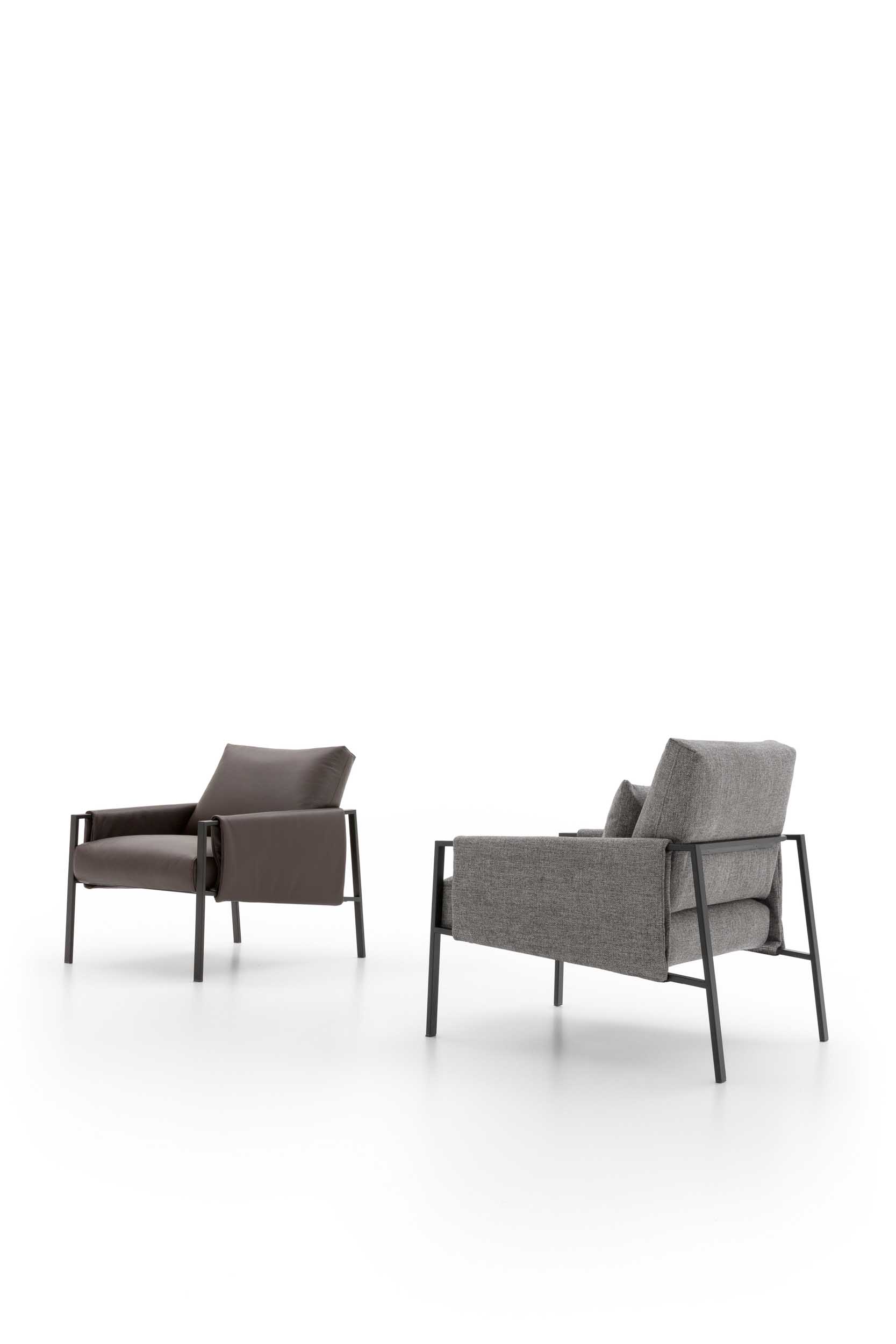 Poltroncina imbottita stile industrial con struttura metallica nera