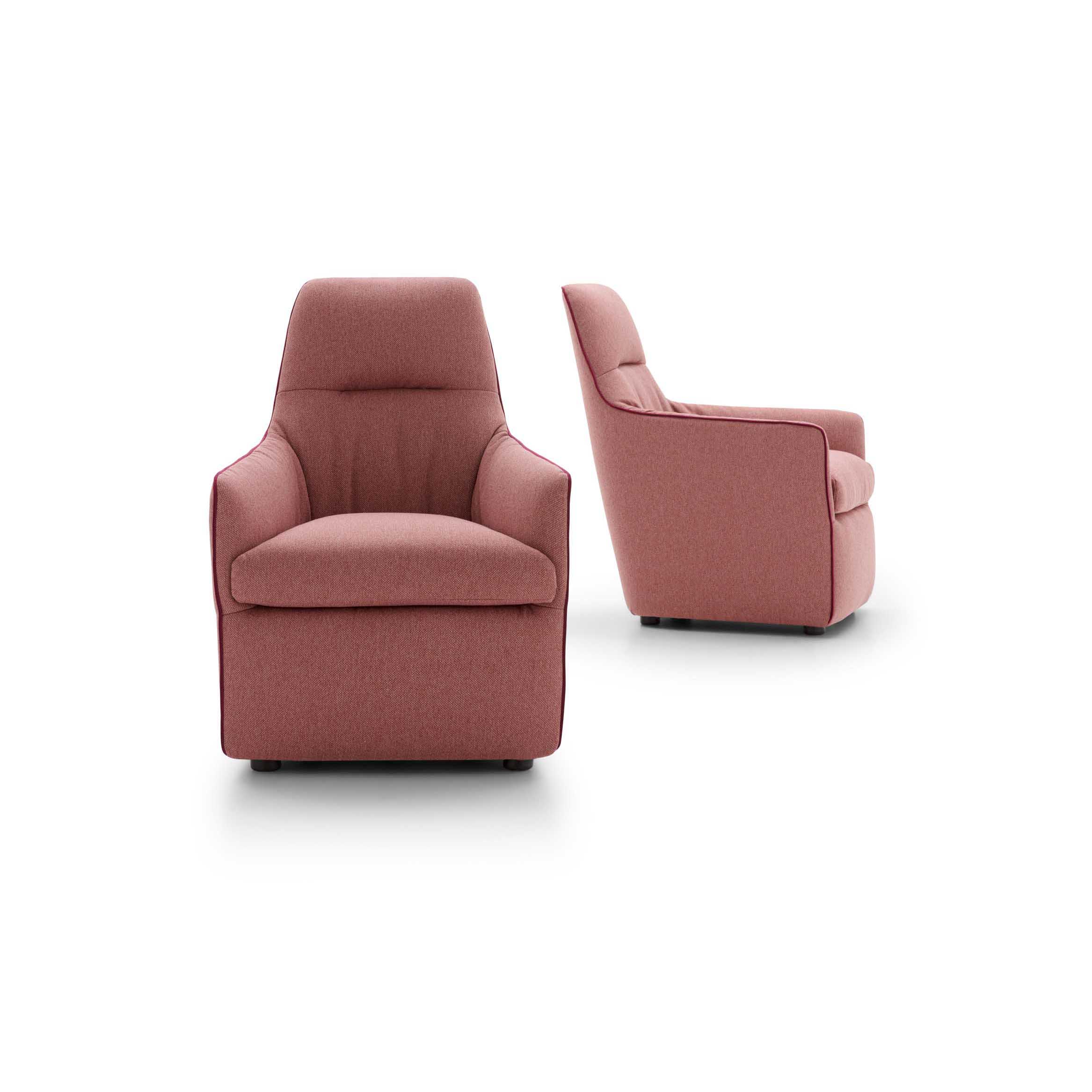 Poltroncina comoda color corallo con braccioli e schienale alto