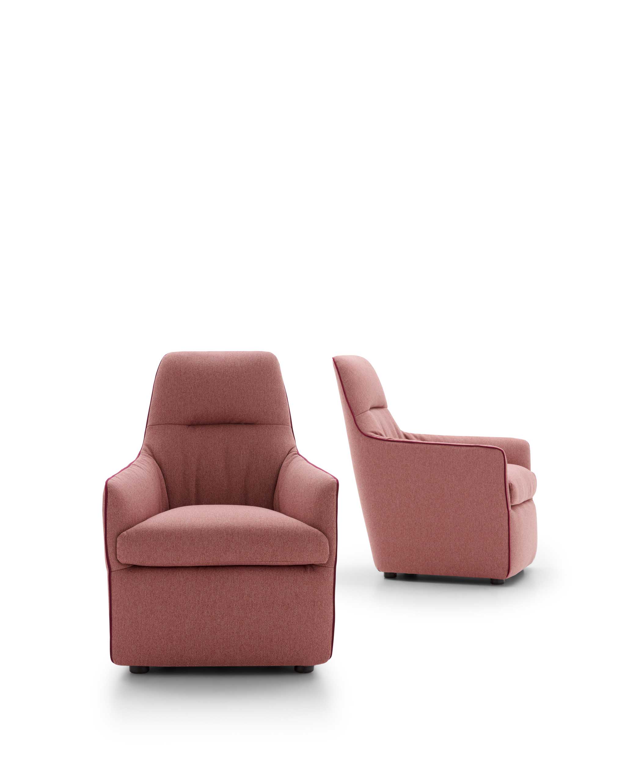 Poltroncina comoda color corallo con braccioli e schienale alto
