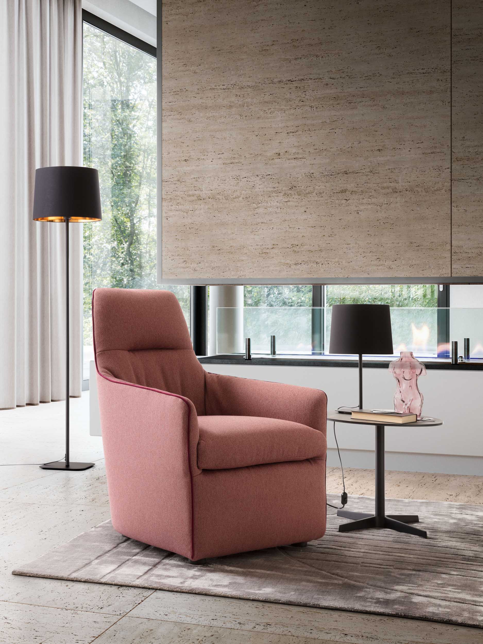 Poltroncina comoda in tessuto in salotto moderno