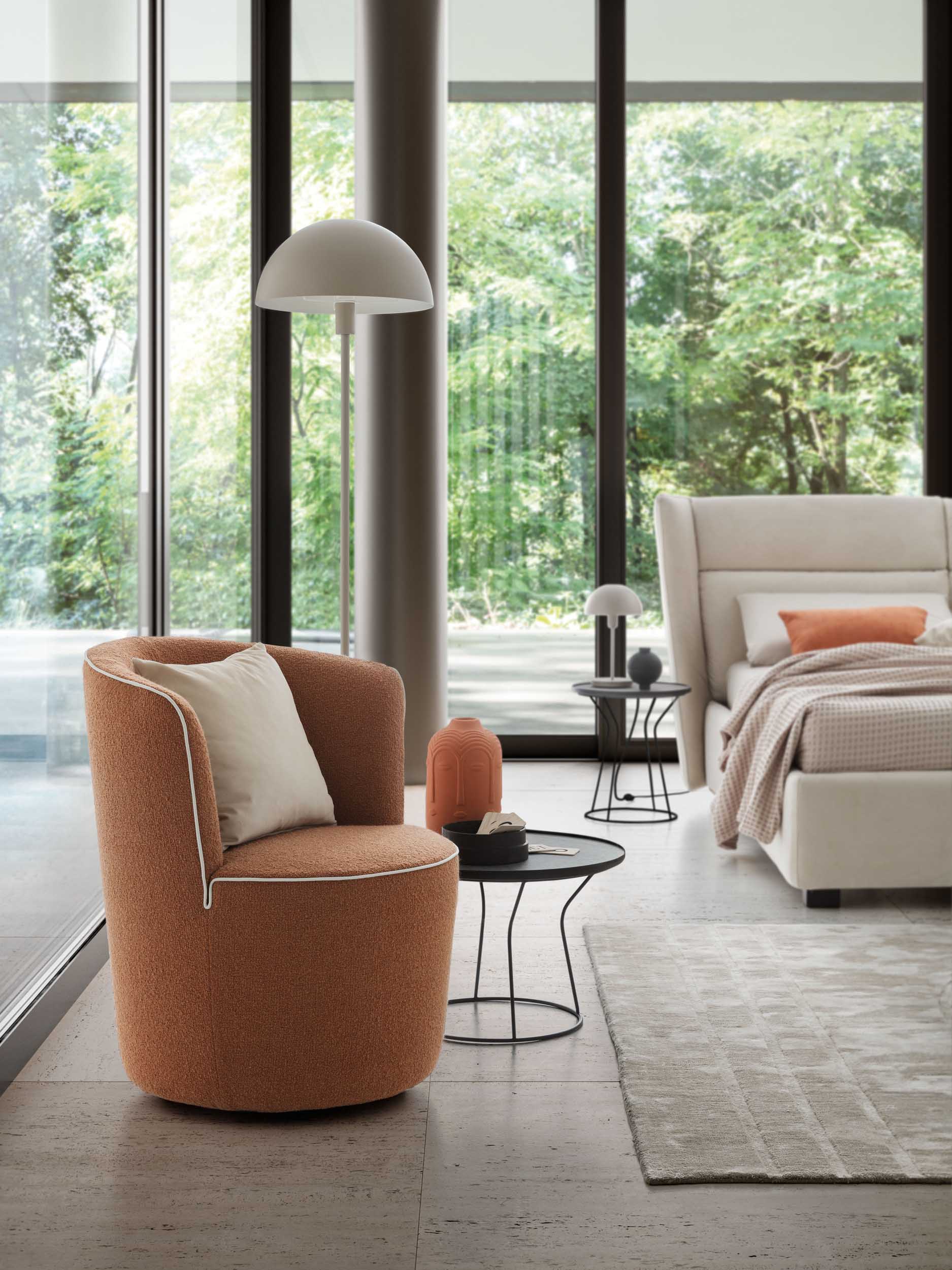 Poltroncina color rame con bordatura bianca e cuscino in camera da letto