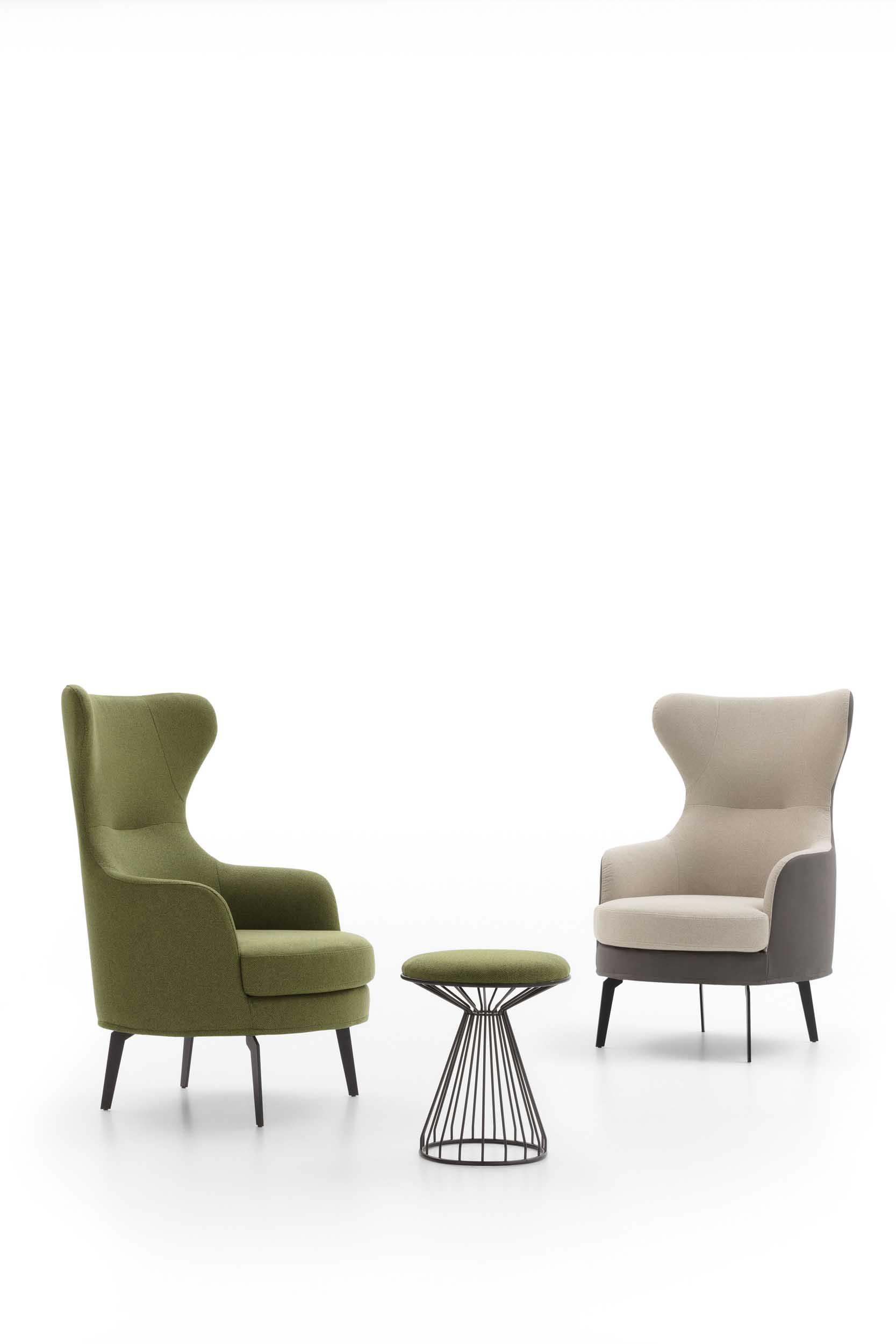 Poltrone con schienale alto e braccioli comodi stile bergère in due colori