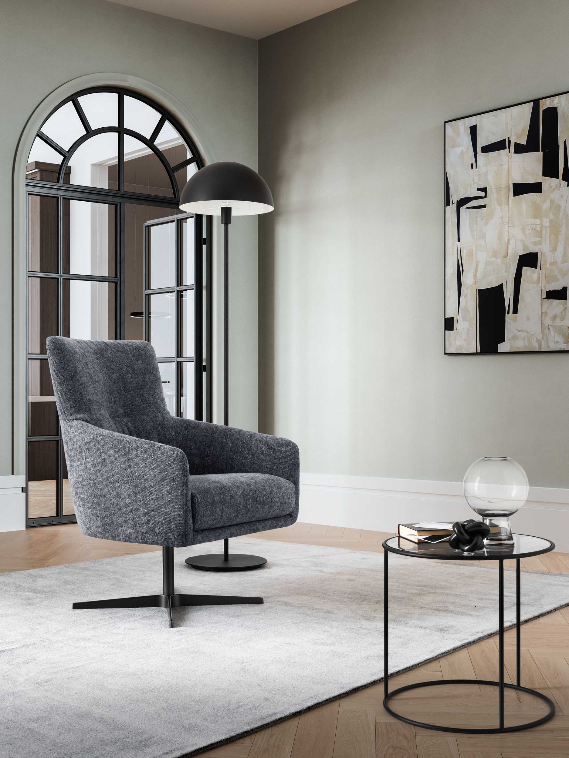 Poltroncina comoda, girevole e grigia con braccioli in un ingresso