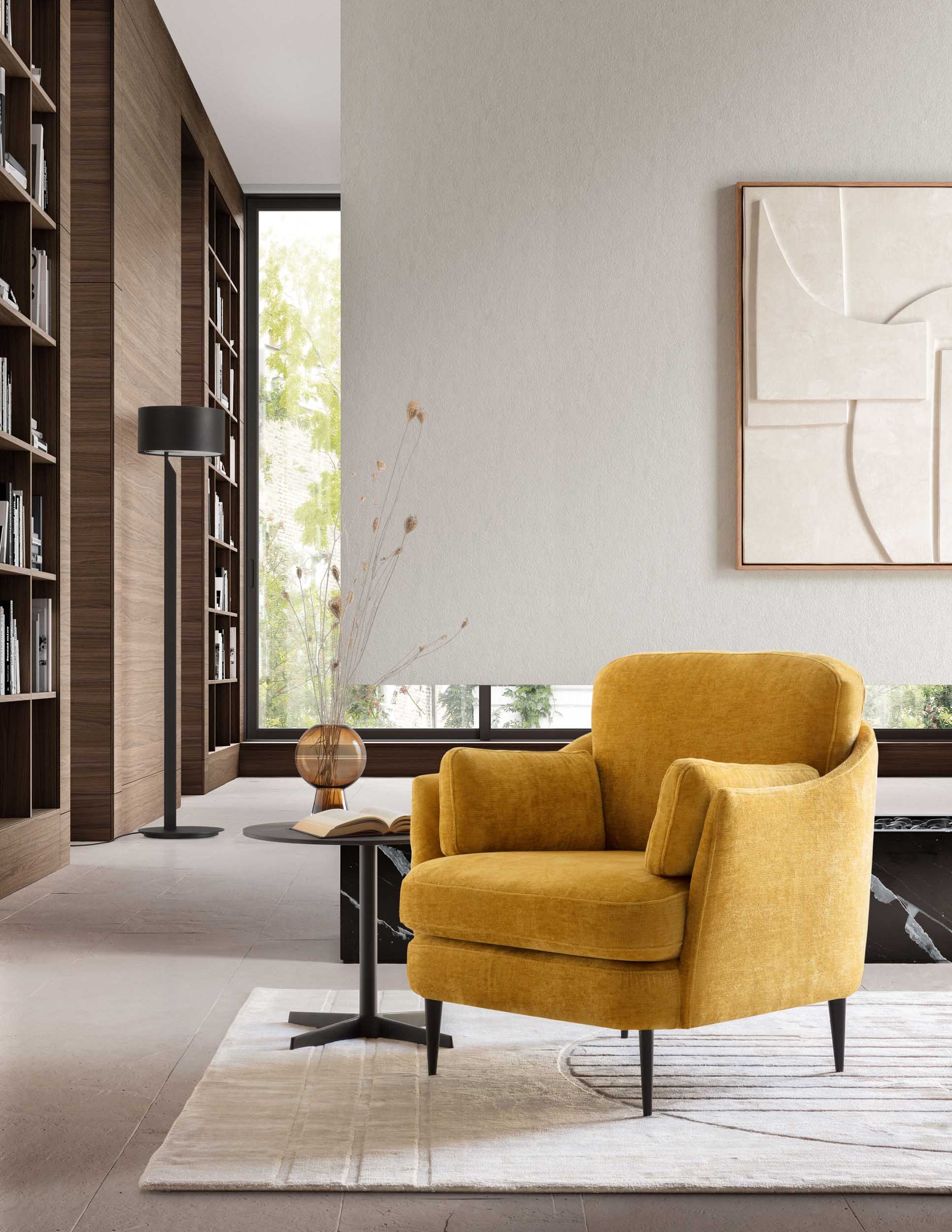 Poltroncina gialla con cuscini laterali in tessuto simil velluto