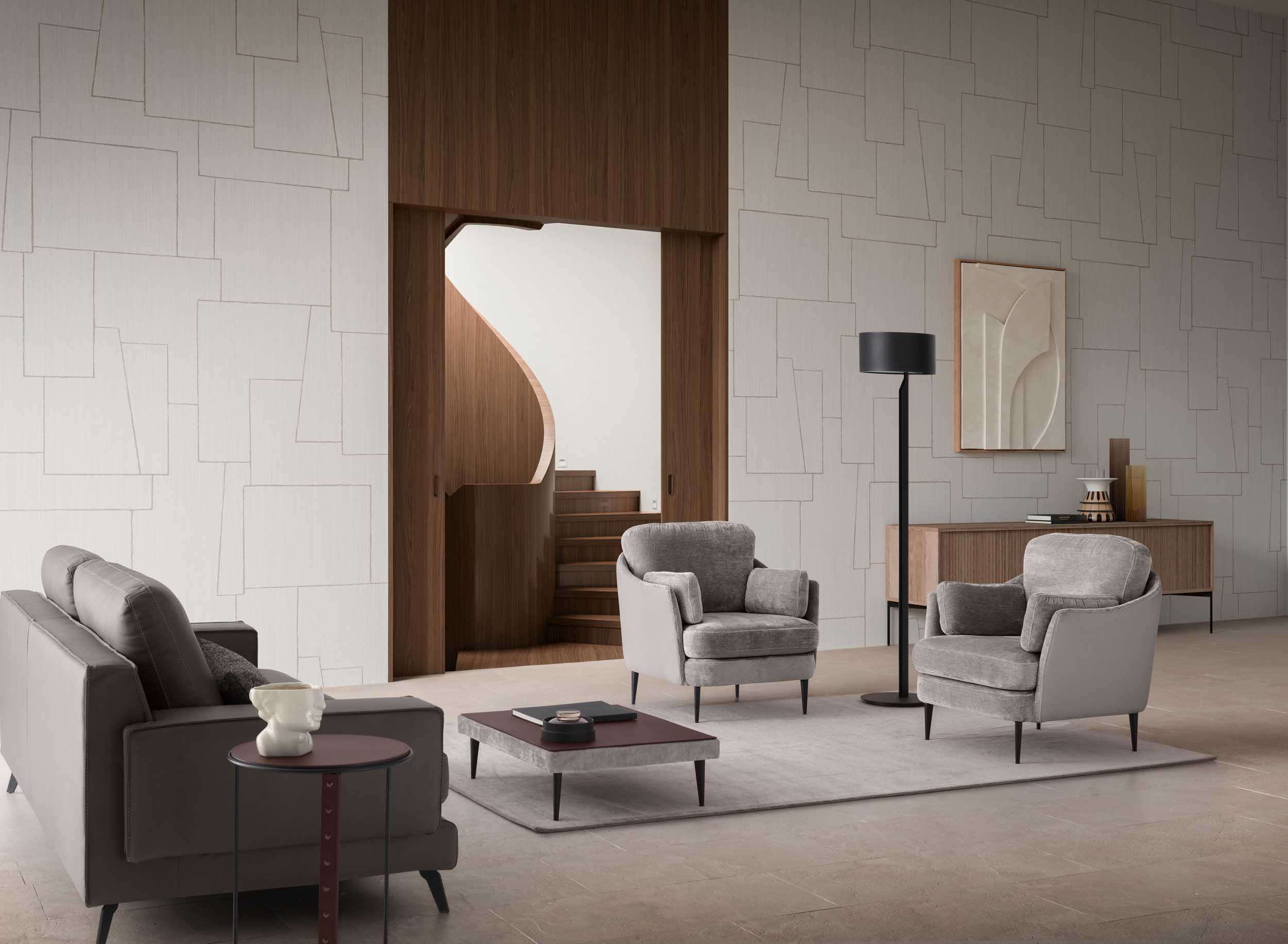 Poltroncine in tessuto grigio in un'area conversazione in soggiorno