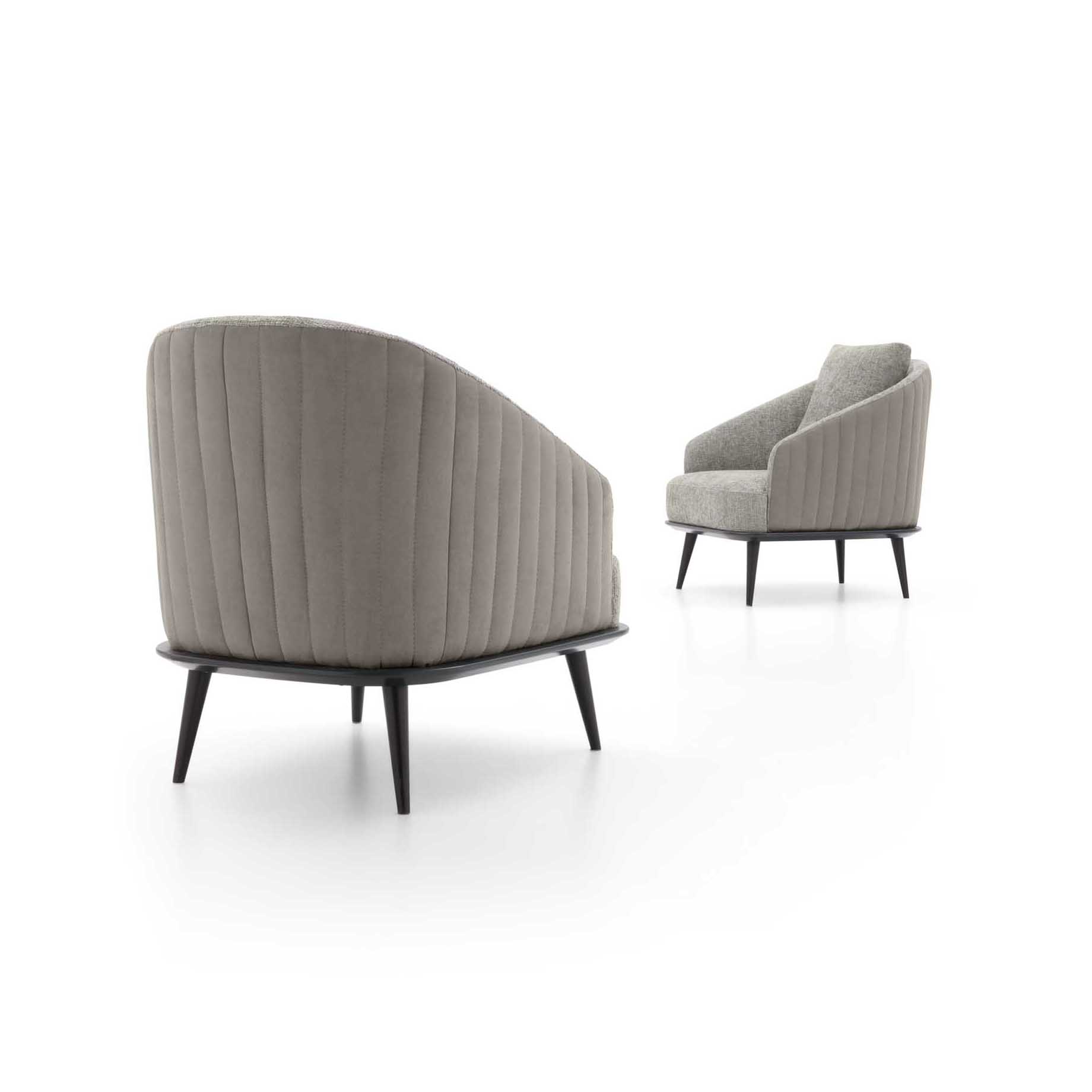 Poltroncina comoda vista da dietro con dettaglio di trapuntature verticali
