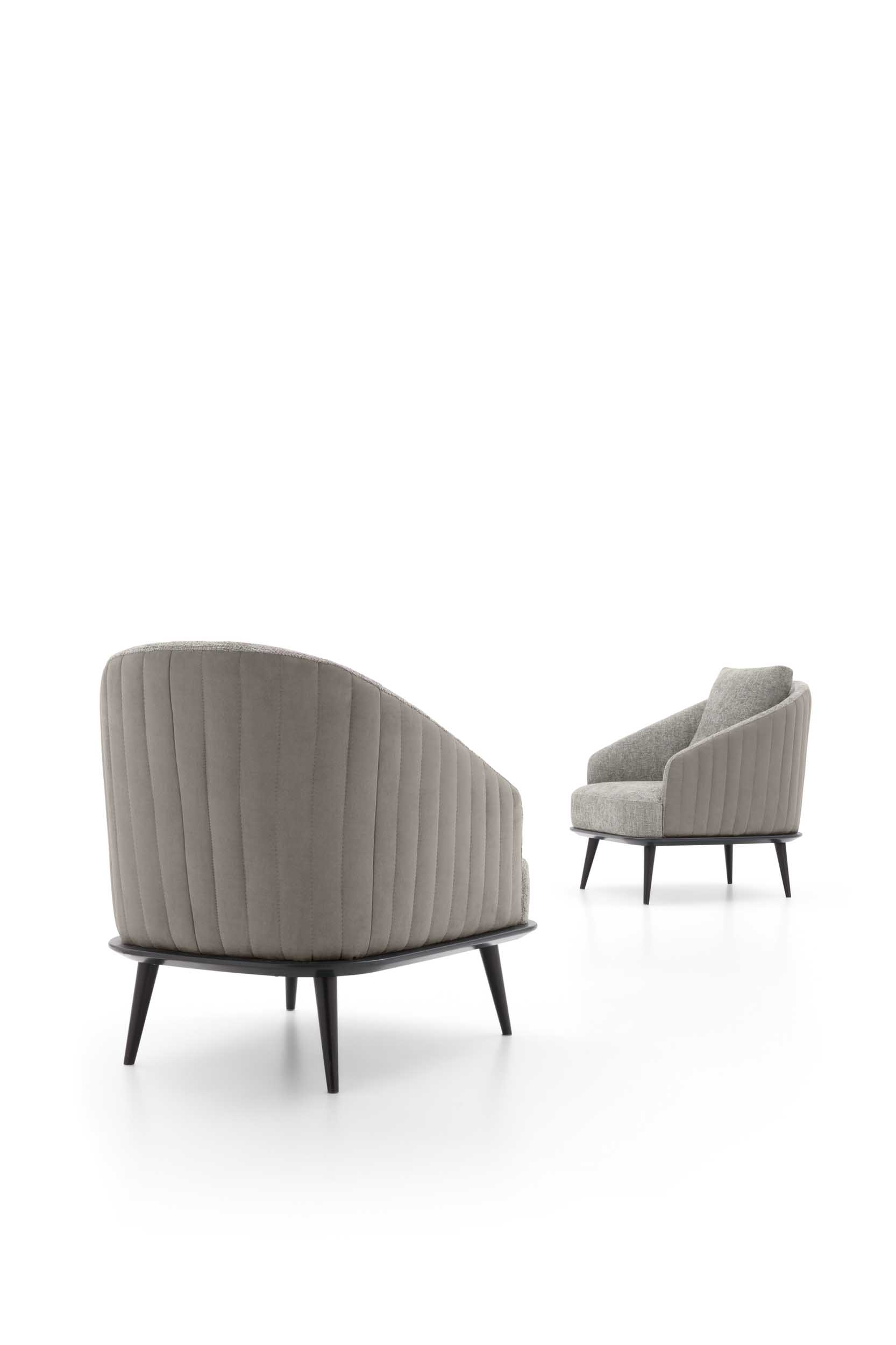 Poltroncina comoda vista da dietro con dettaglio di trapuntature verticali