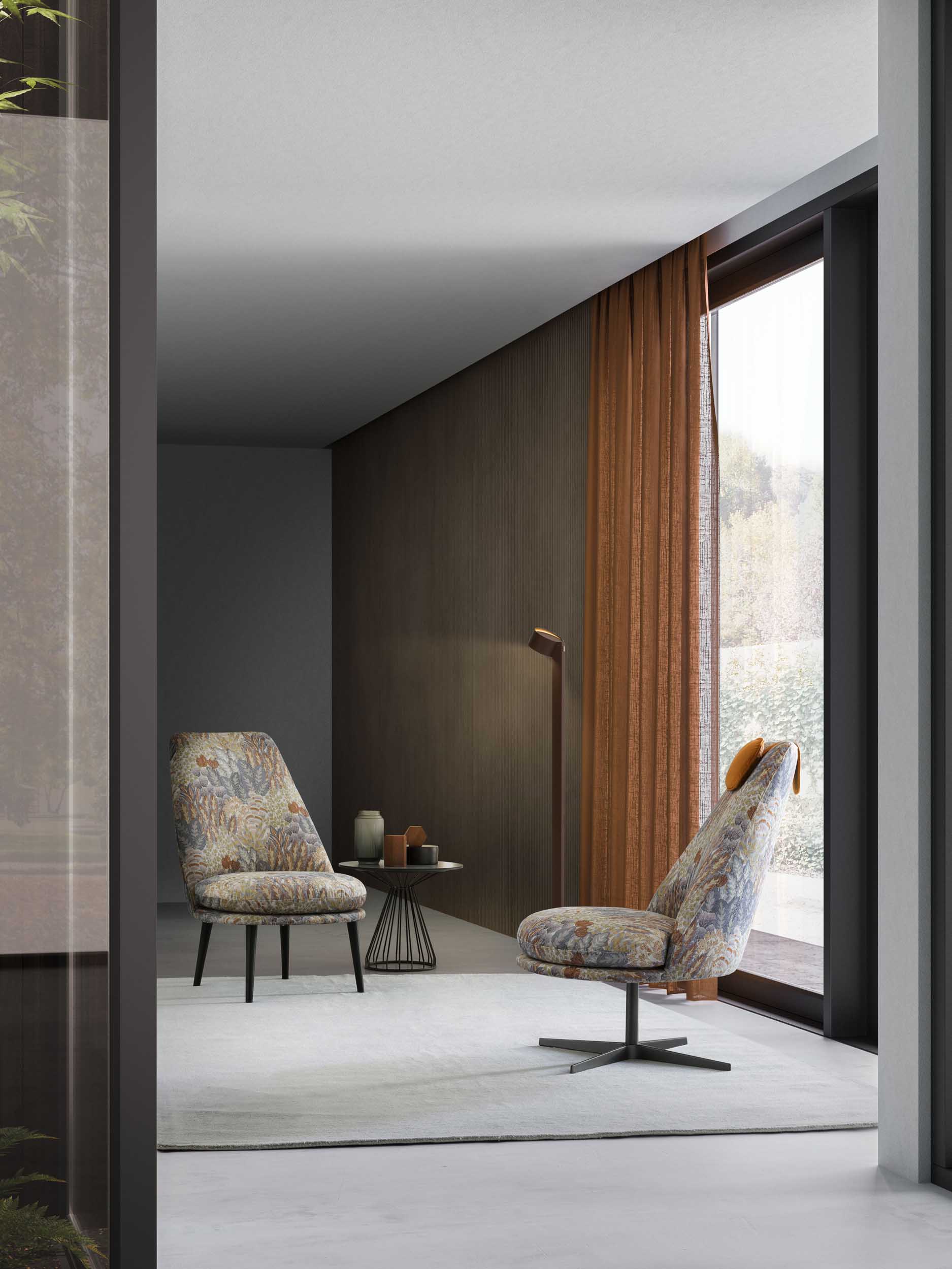 Salottino di design con poltroncine dai rivestimenti floreali
