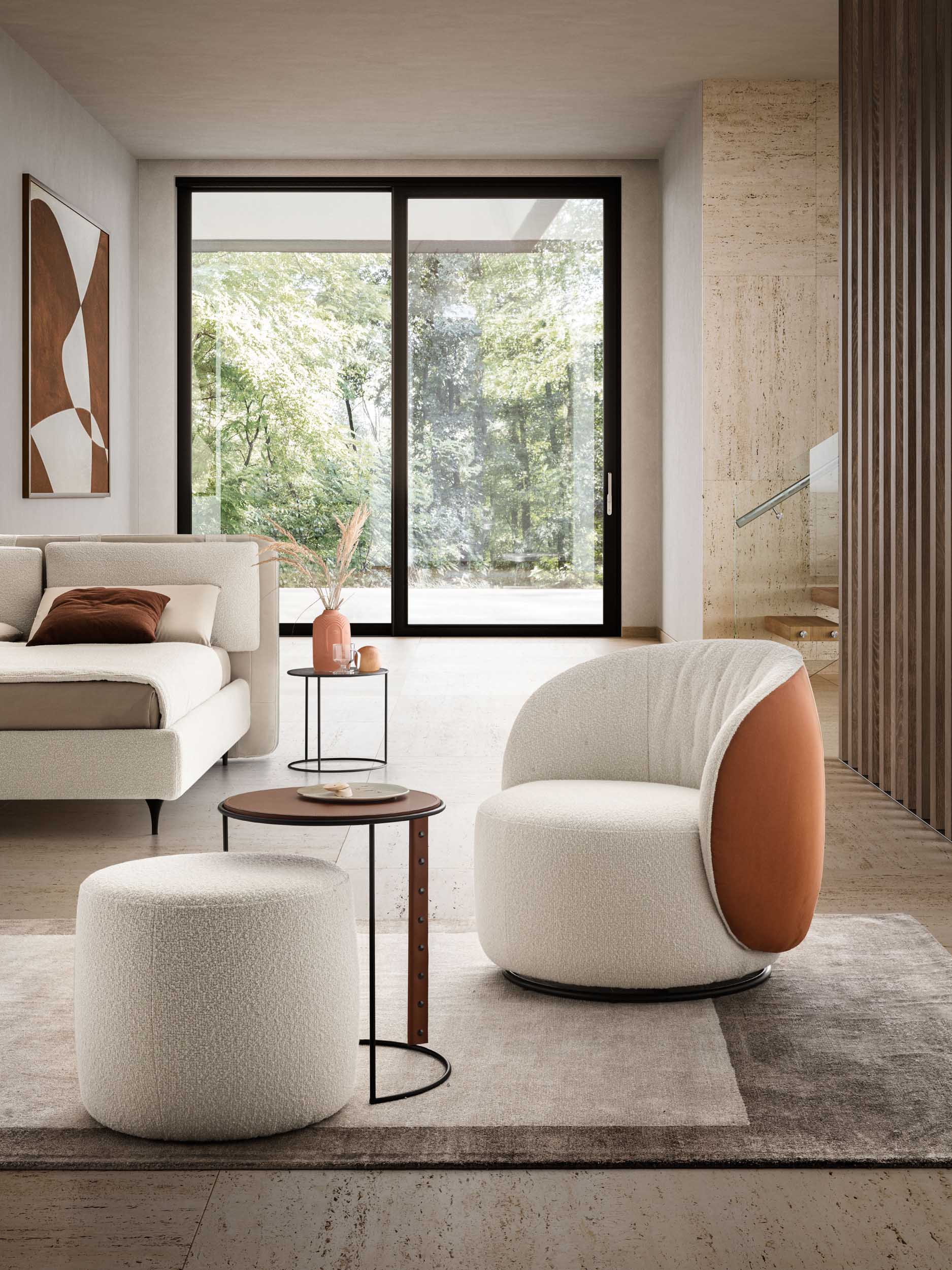 Poltroncina rotonda bianca con fianchi arancioni in camera da letto moderna