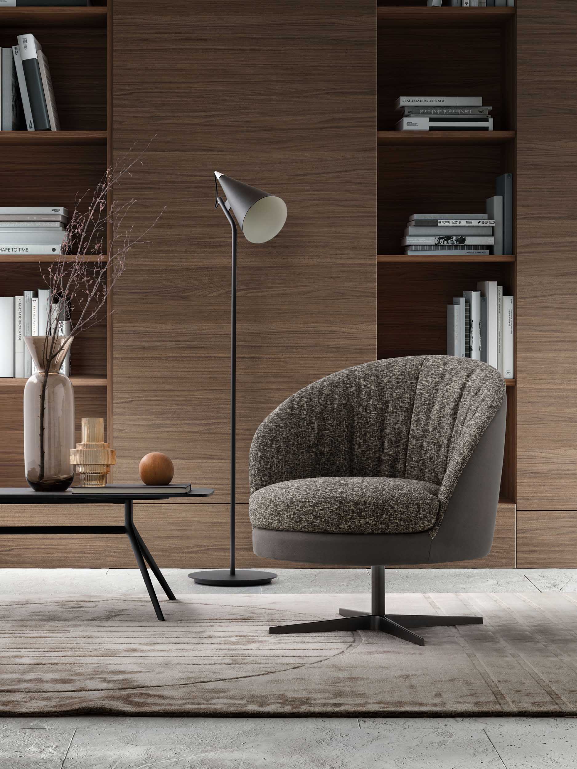 Poltroncina girevole di colore grigio inserita in un home studio