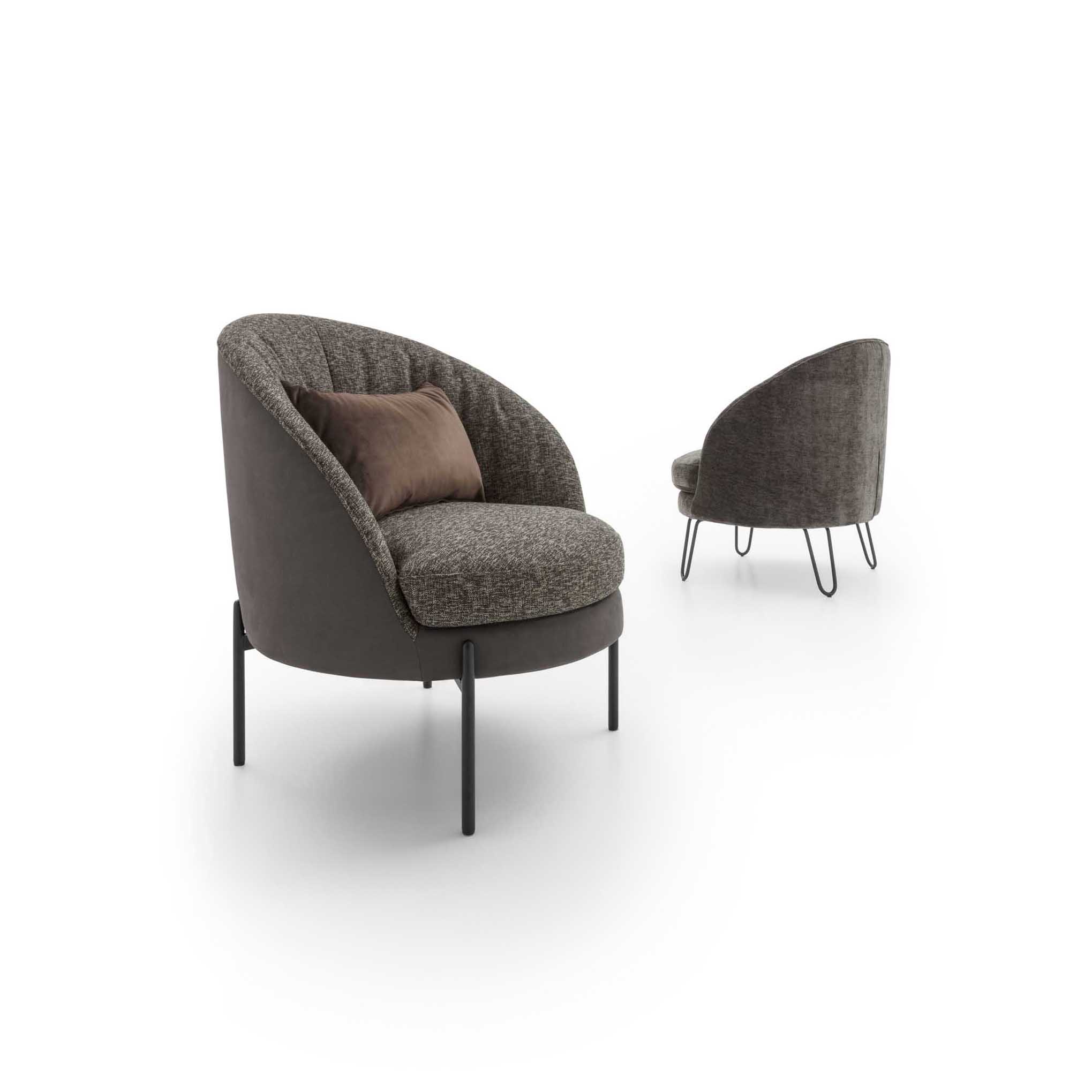 Versione di poltroncina Oyster a struttura fissa con piedini dal design diverso