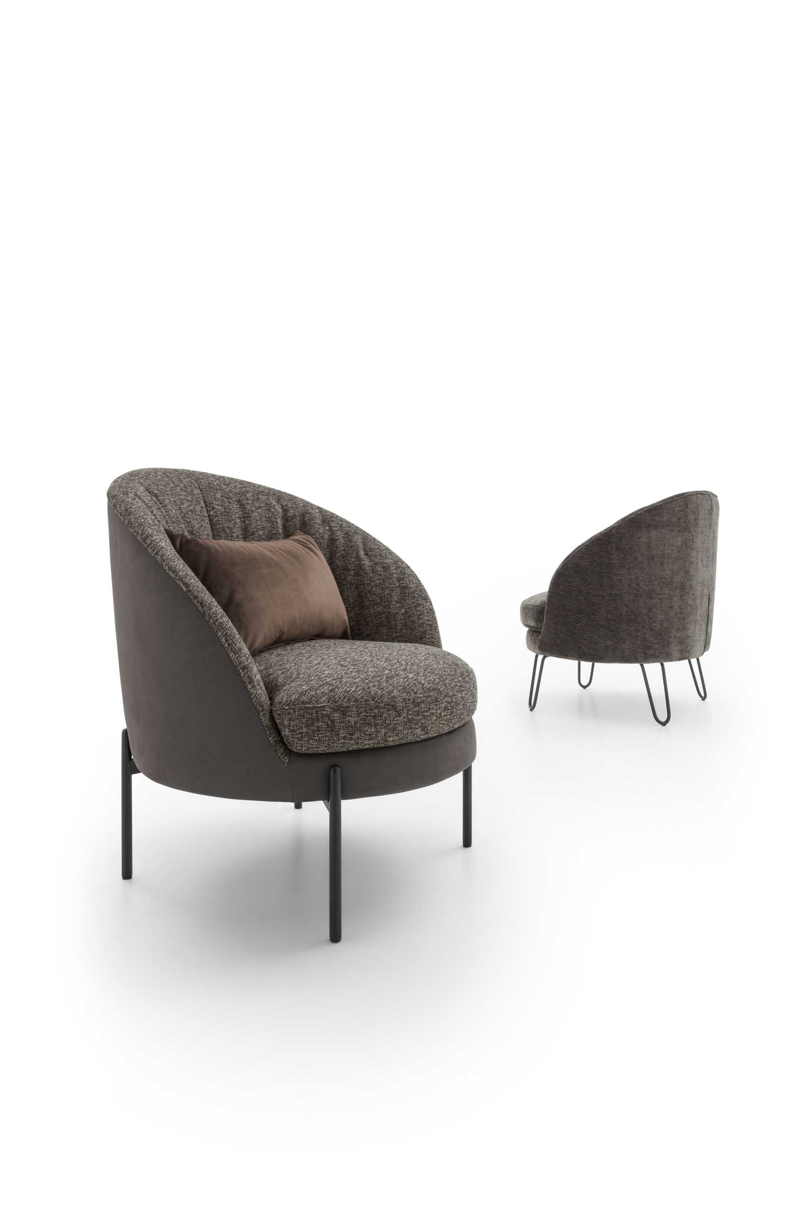 Versione di poltroncina Oyster a struttura fissa con piedini dal design diverso