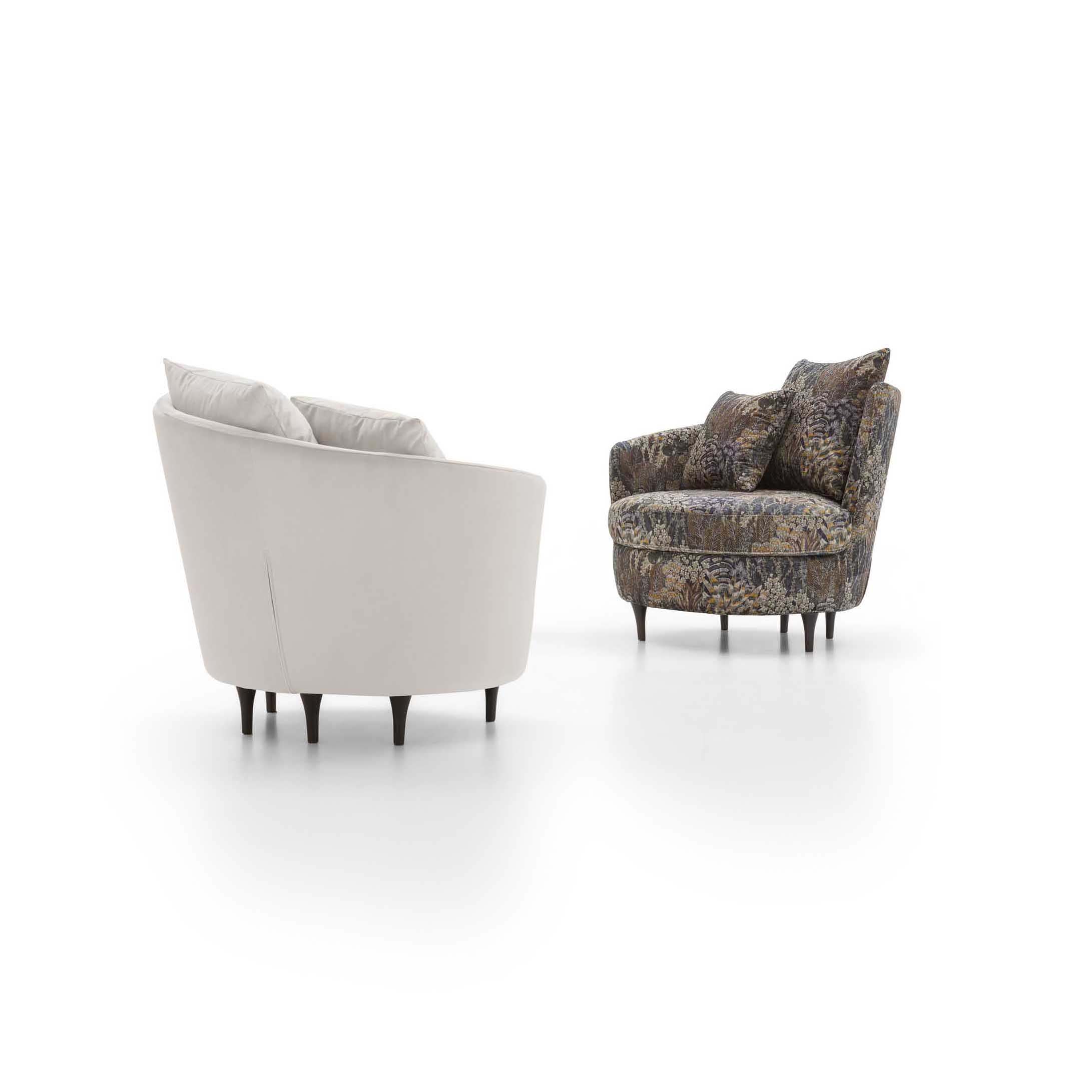 Poltroncina asimmetrica imbottita con due cuscini: versione bianca e a fantasia floreale