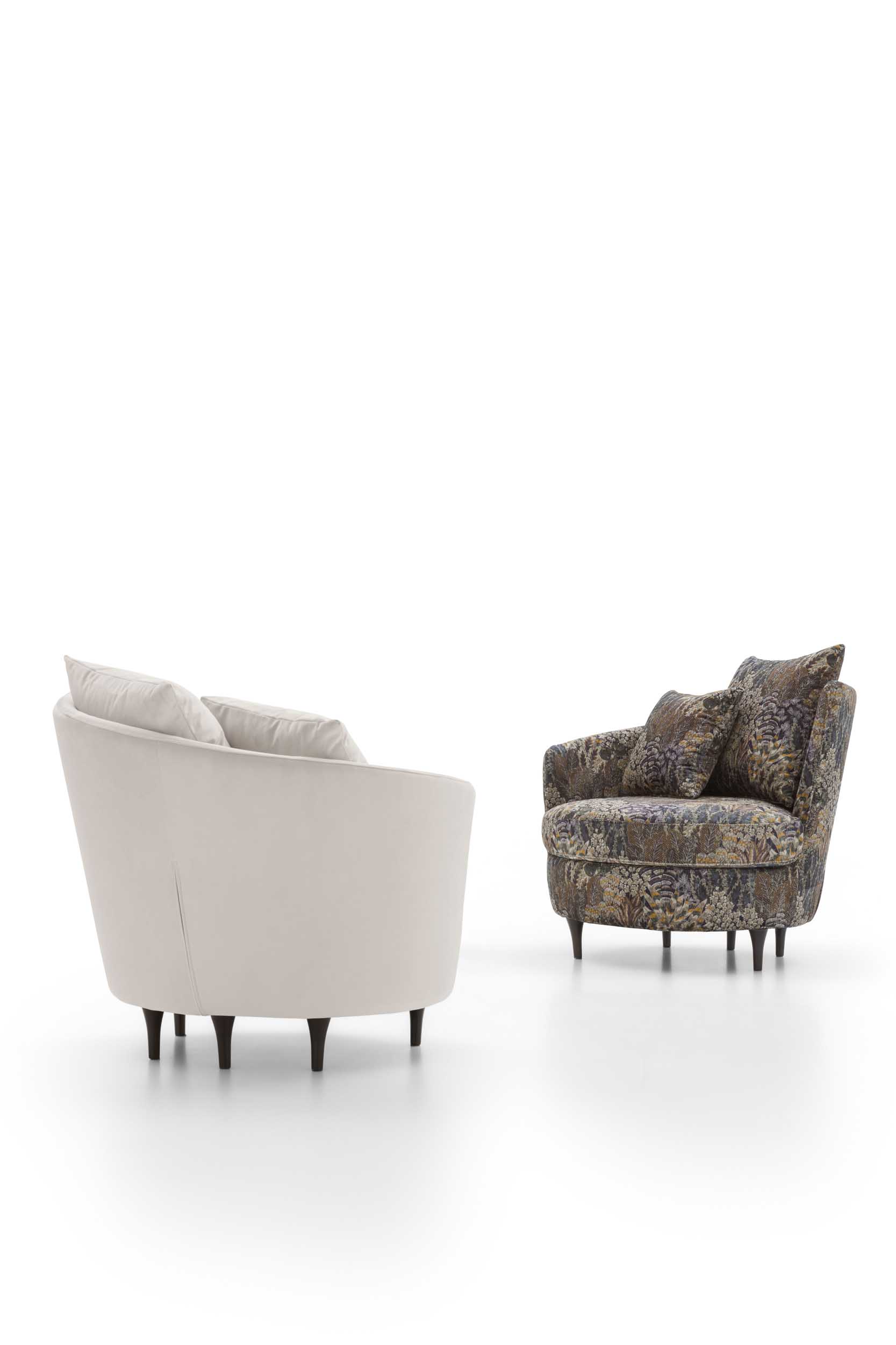 Poltroncina asimmetrica imbottita con due cuscini: versione bianca e a fantasia floreale