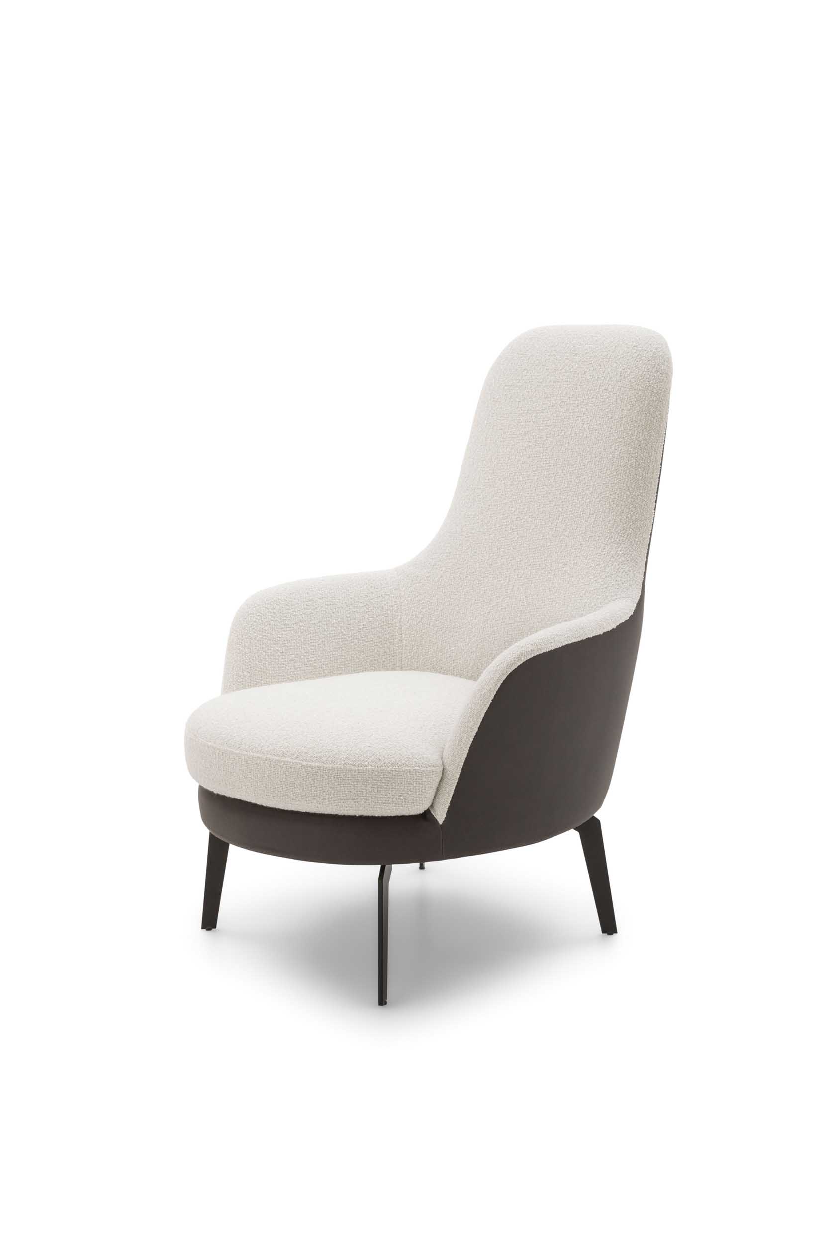 Poltroncina con schienale alto e braccioli comodi. Rivestimento bicolore.