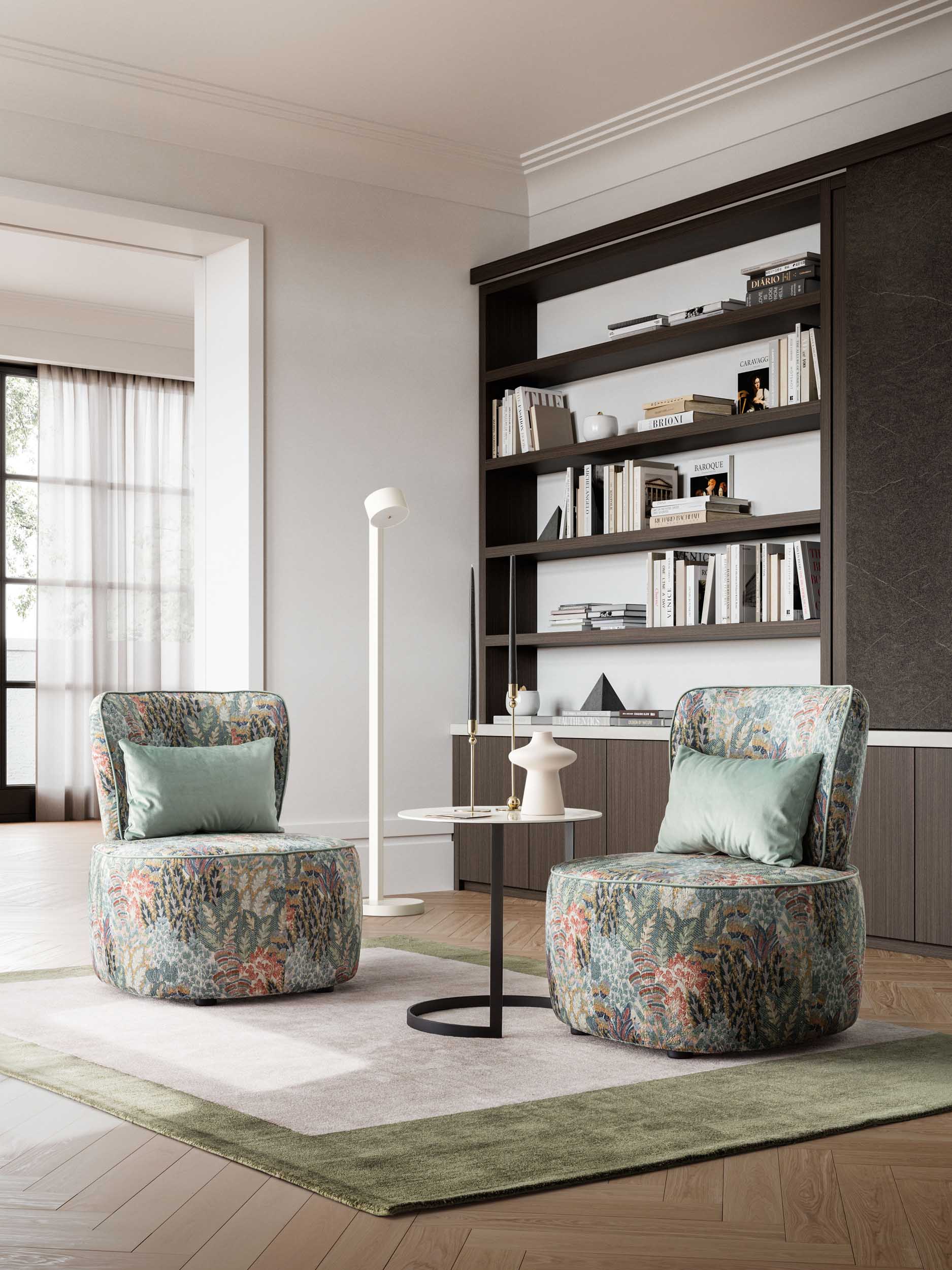 Set di poltroncine con rivestimento floreale in uno studio