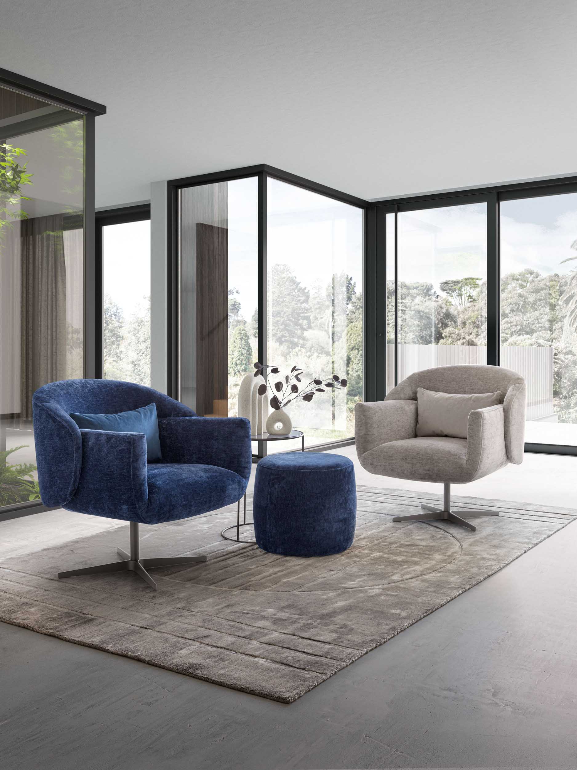 Set di poltroncine di design girevoli: una color argento e l'altra blu in un salotto moderno