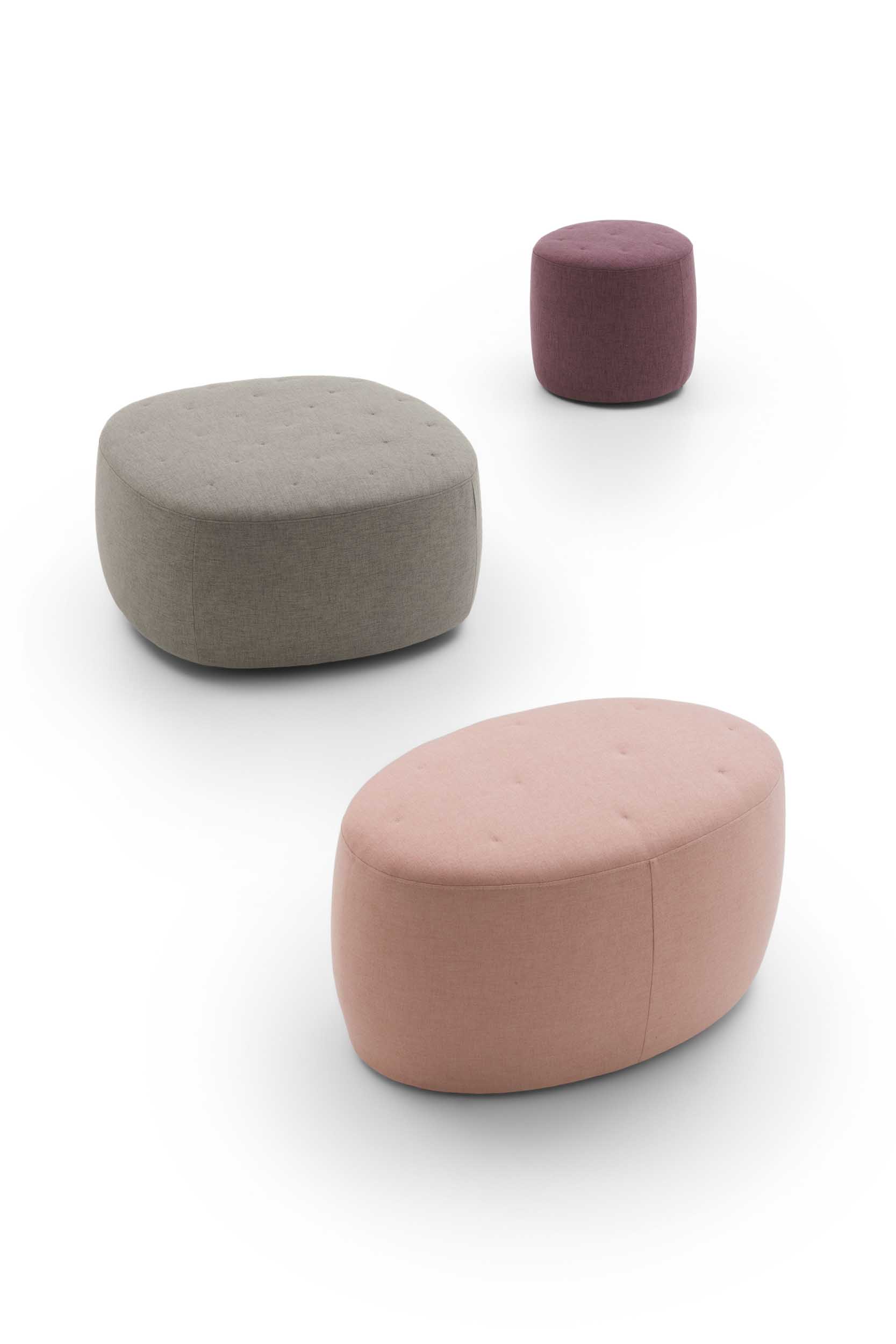 Pouf con trapuntatura superficiale dalle forme moderne