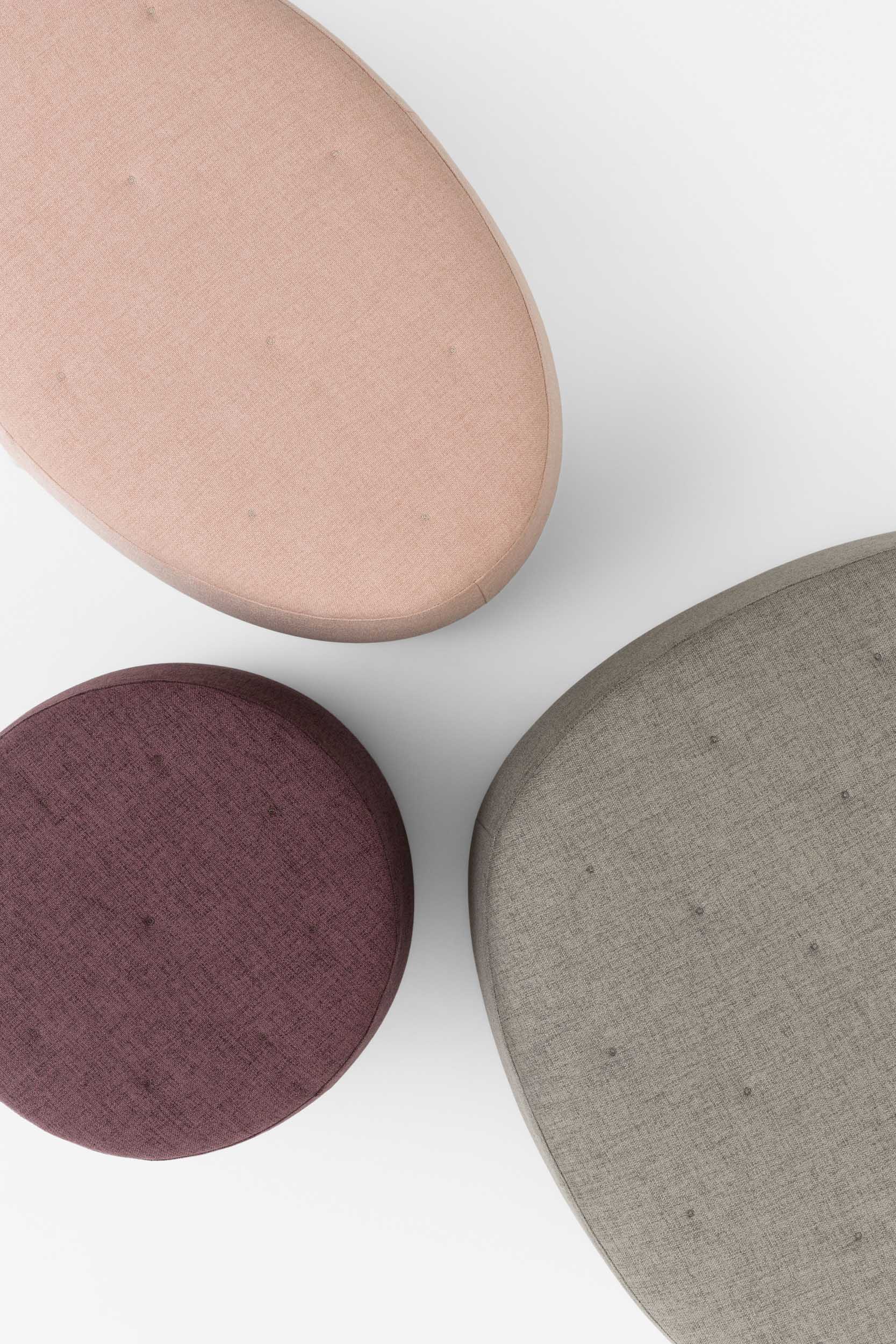 Tris di pouf trapuntati di colori diversi