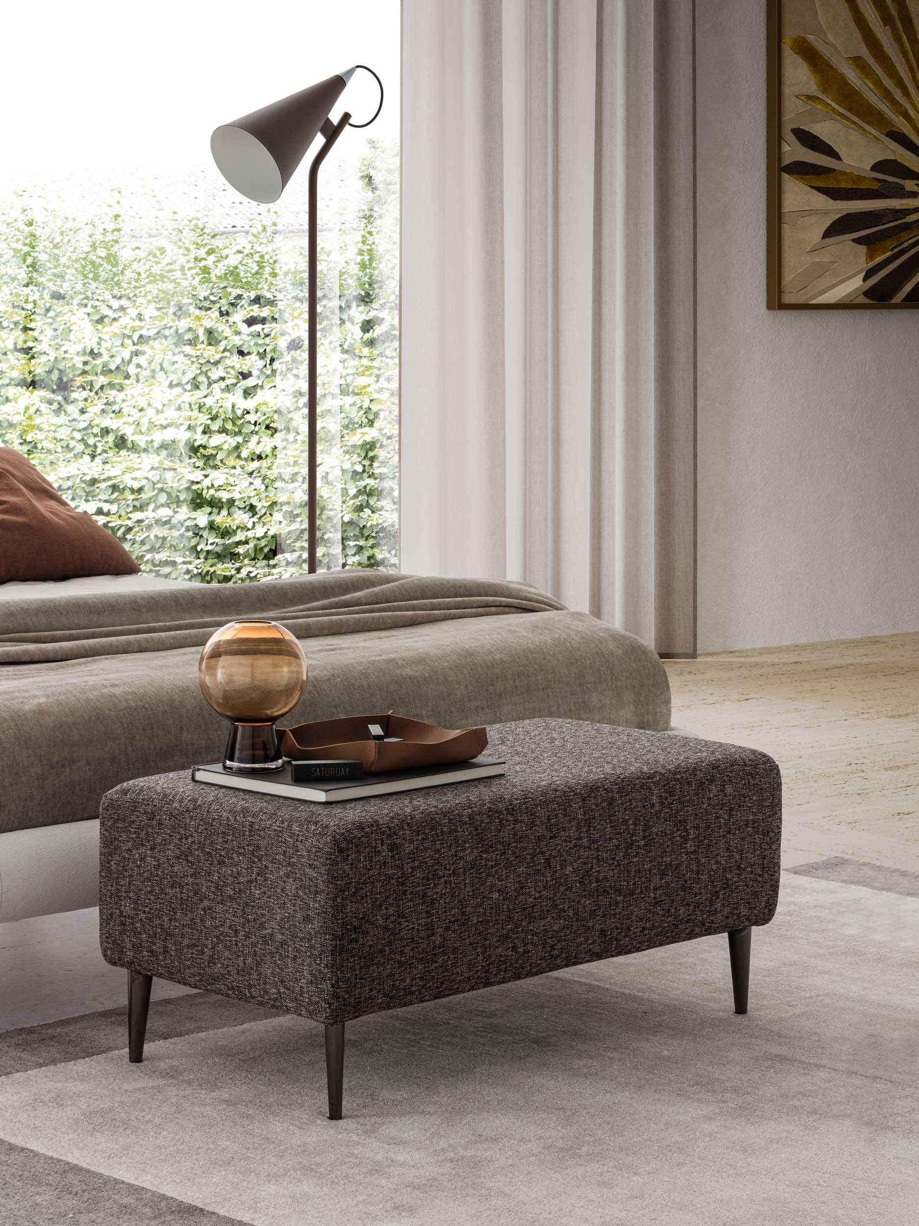 Pouf utilizzato come panca in camera da letto