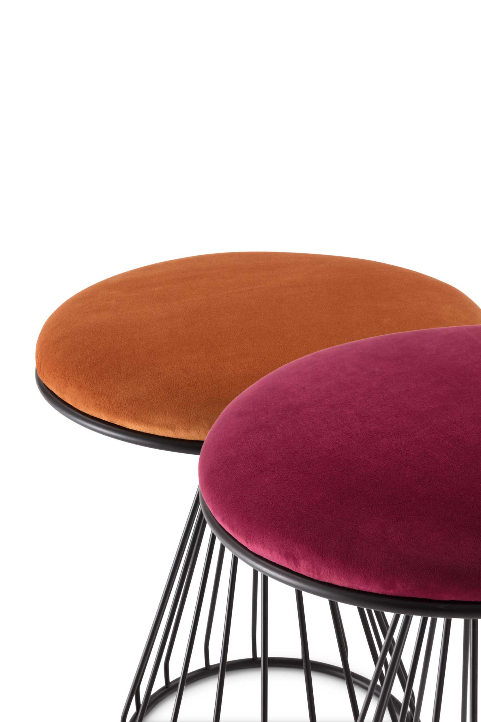 Pouf con struttura metallica e superficie imbottita e rivestimento vellutato