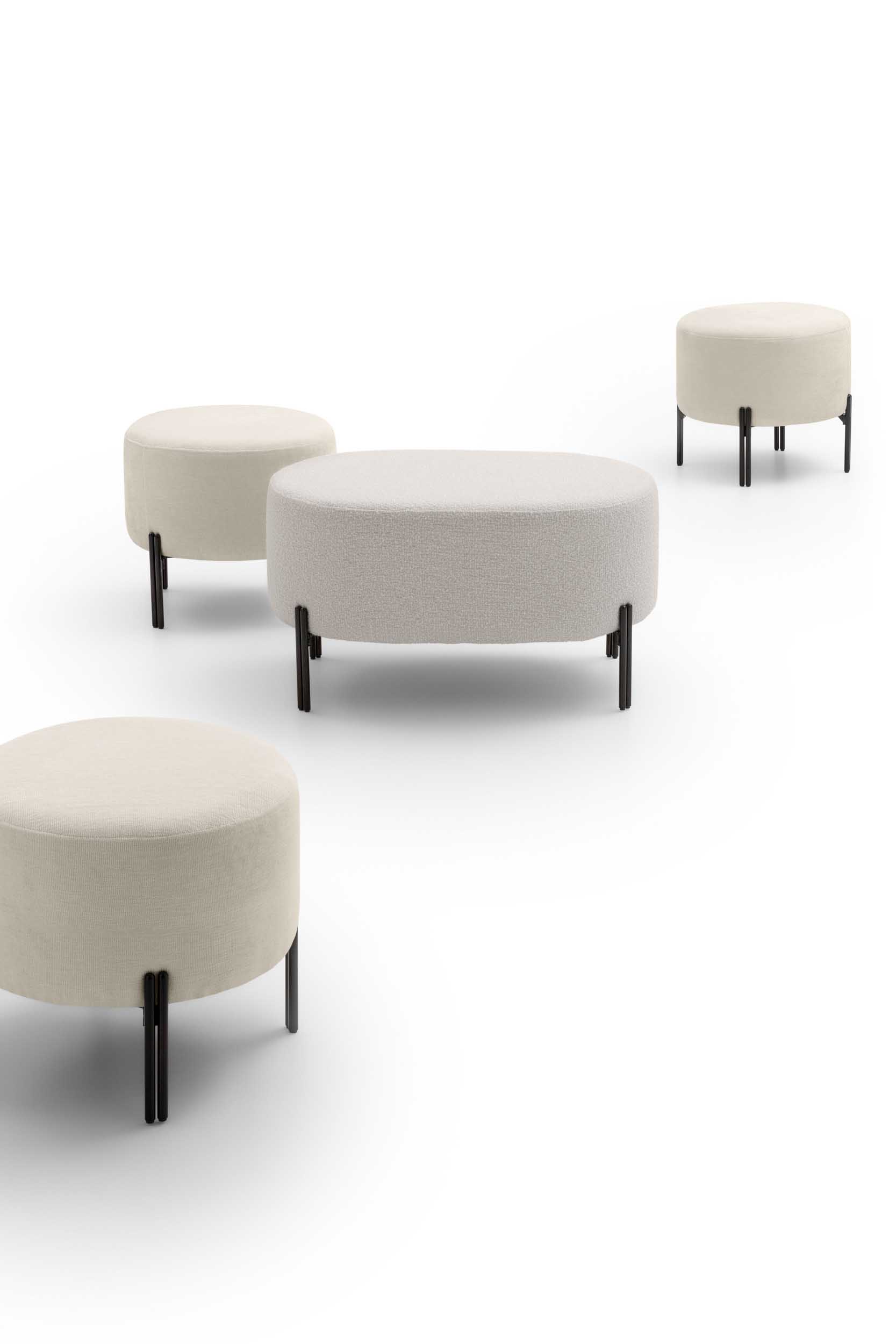 Pouf Timis e Nanà con piedini alti di design