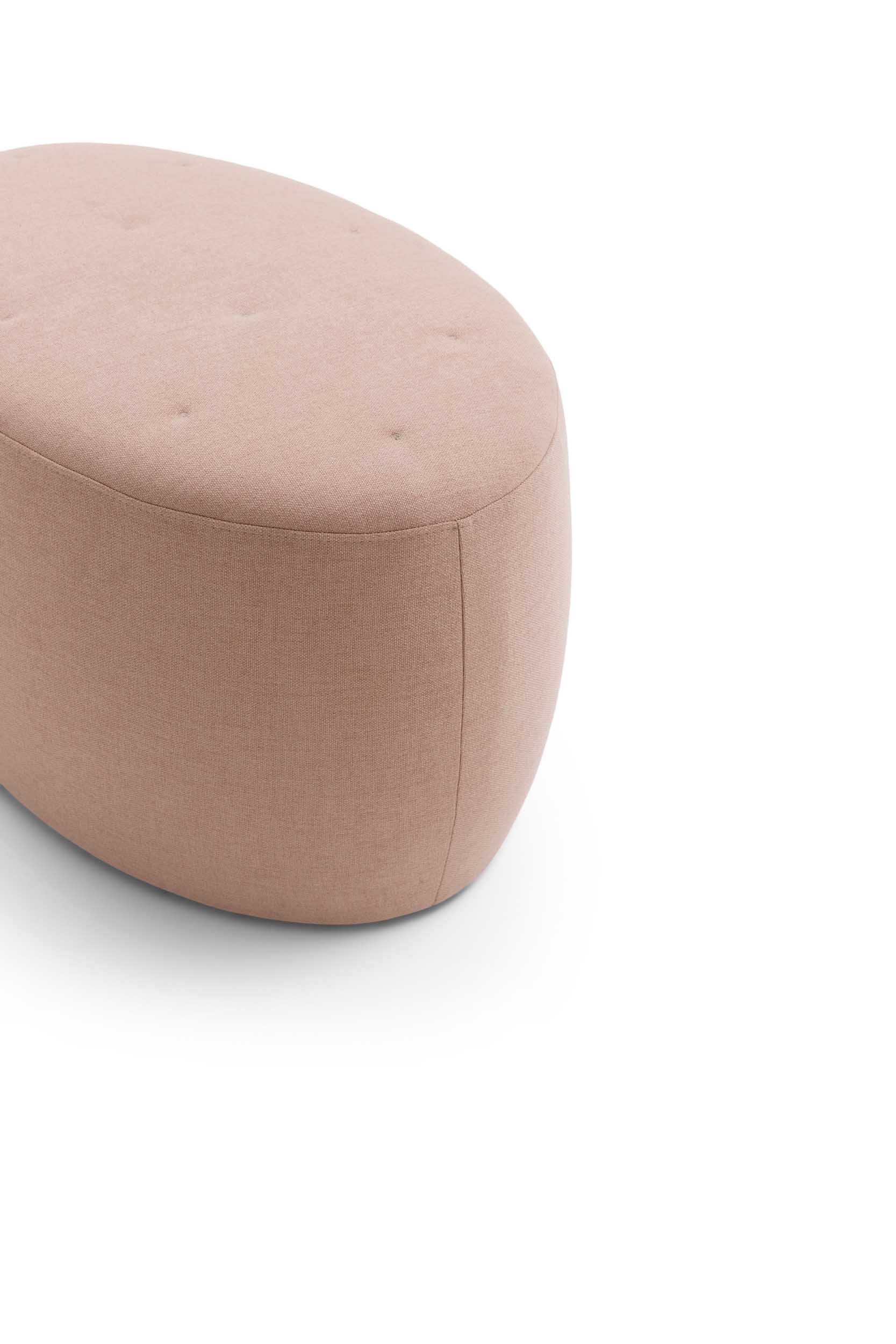 Dettaglio del rivestimento trapuntato del pouf Wilson