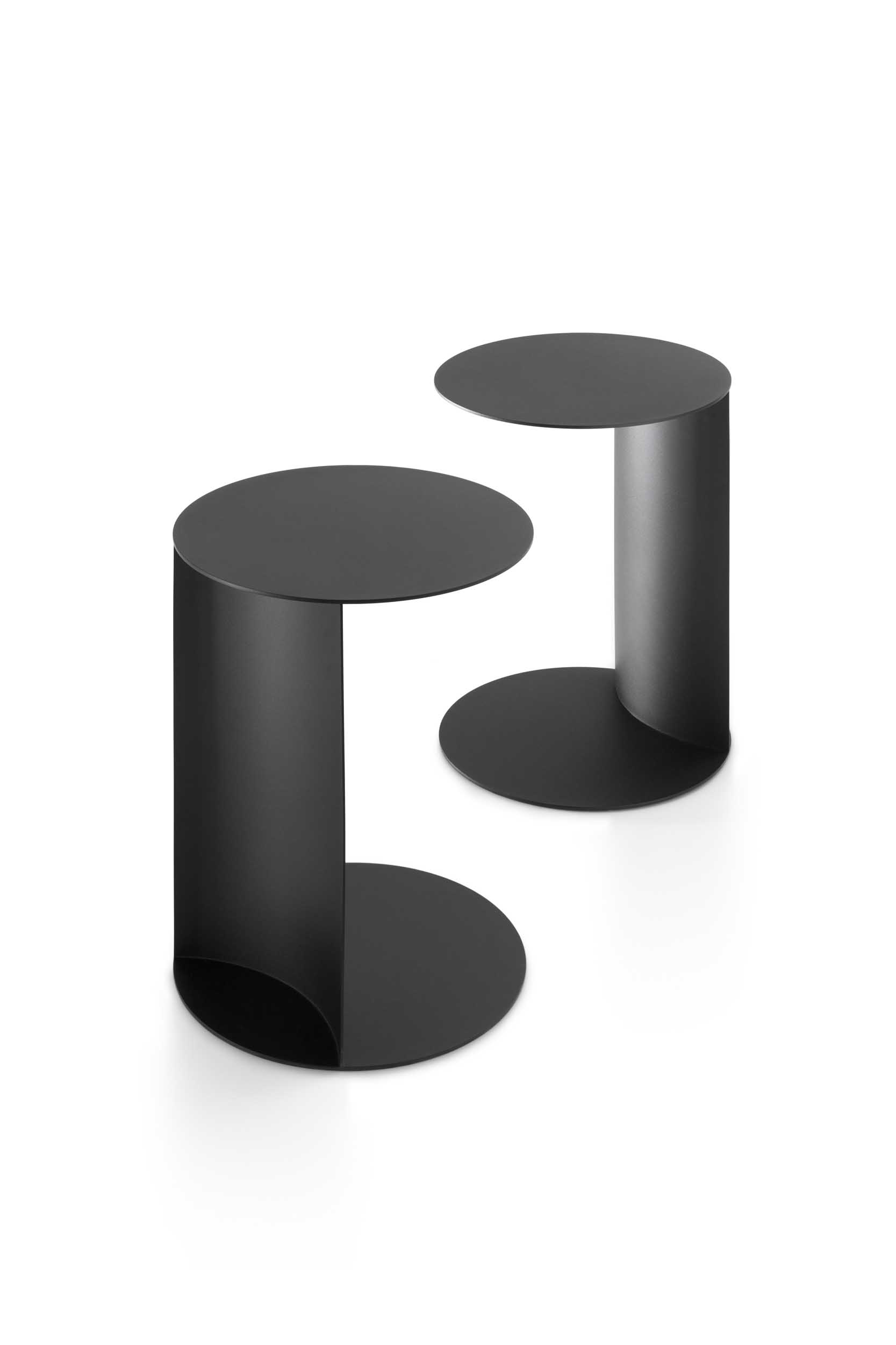 Tavolino di design in metallo verniciato grigio scuro