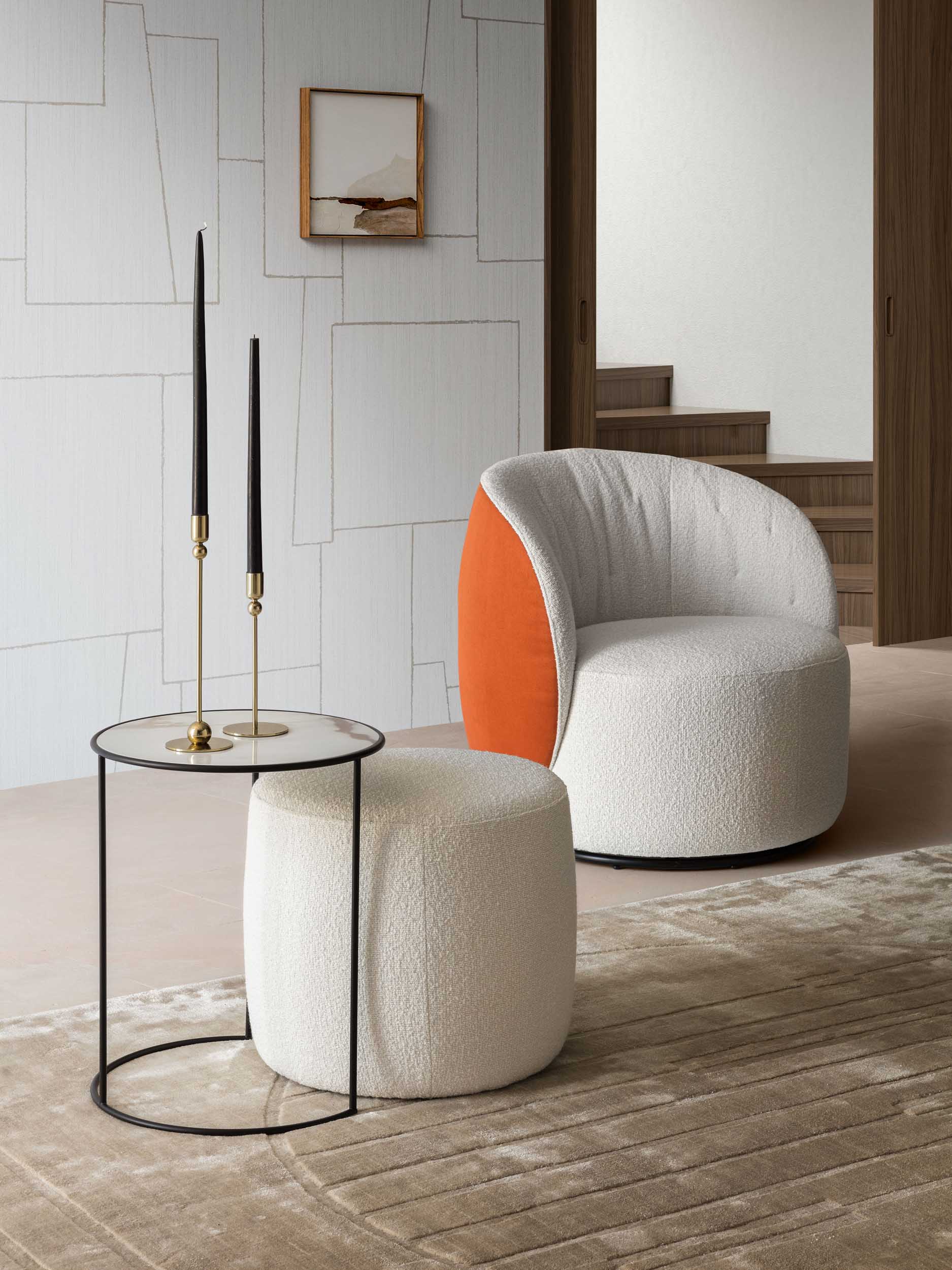 Tavolino con piano trasparente che si incastra a un pouf