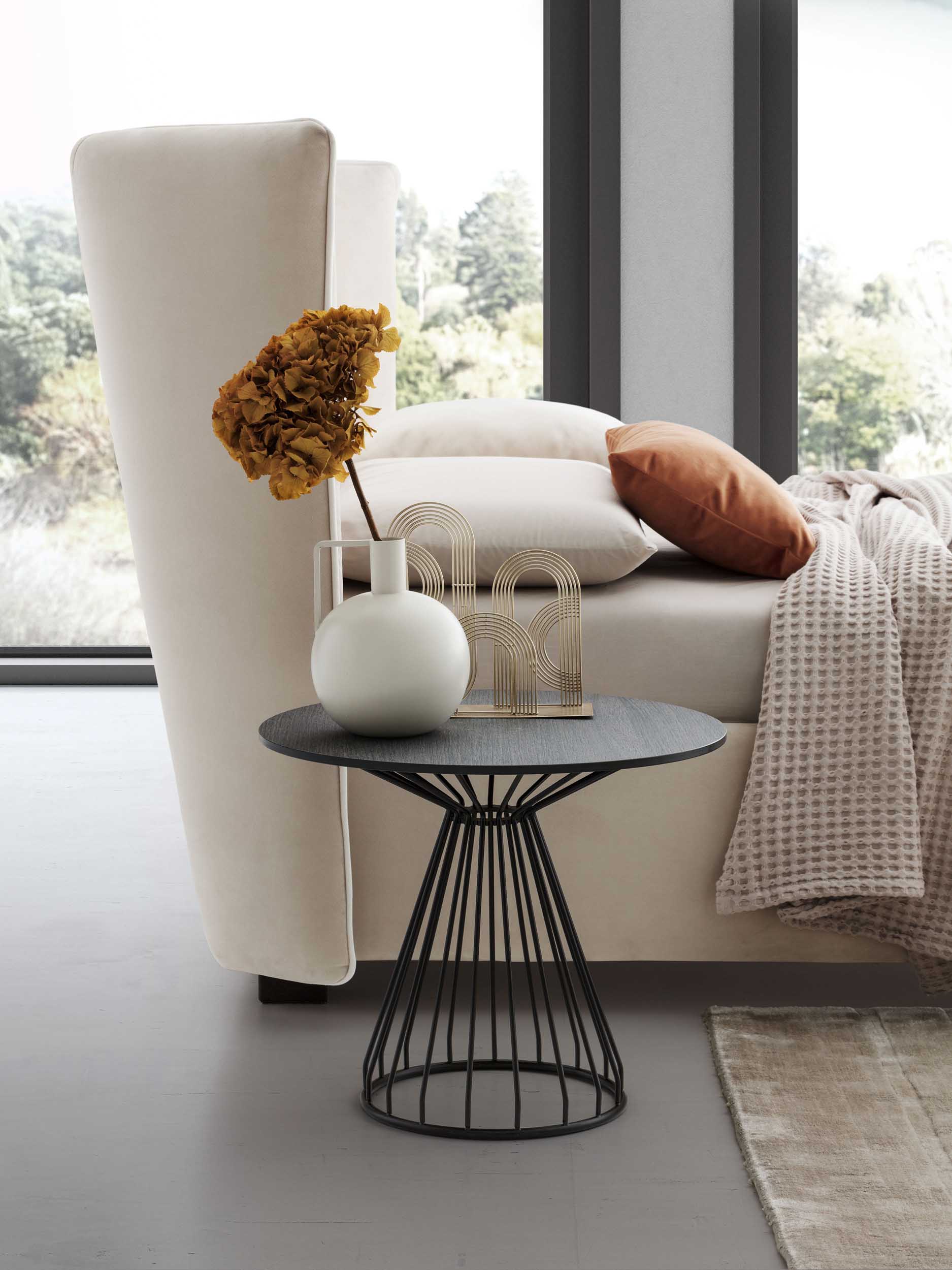 Tavolino basso industrial con piano scuro