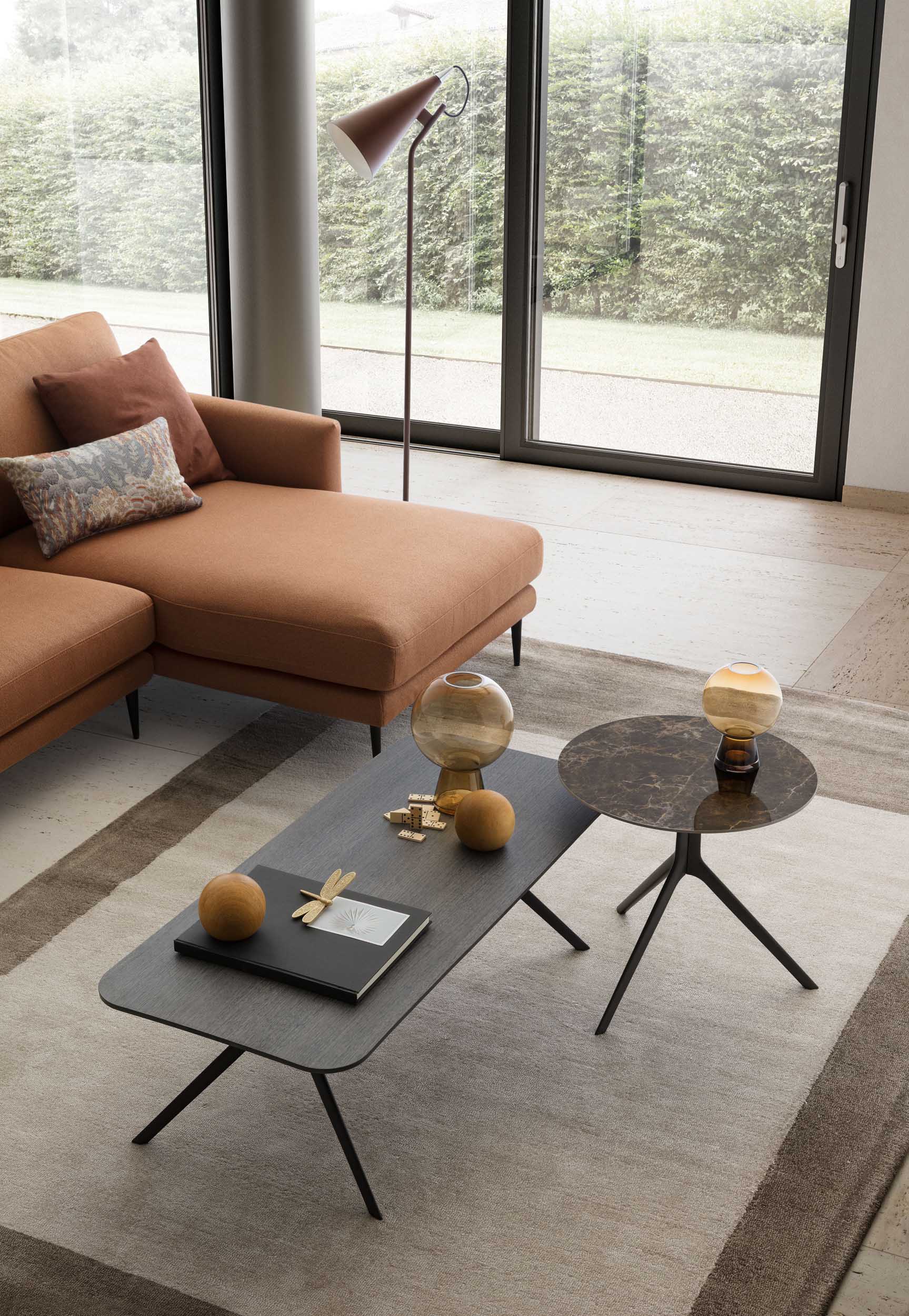 Set di tavolini scuri di varie forme in soggiorno dal design moderno